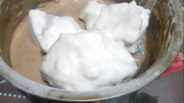 果香松饼,先加入三分之一蛋白进粉糊中拌匀。