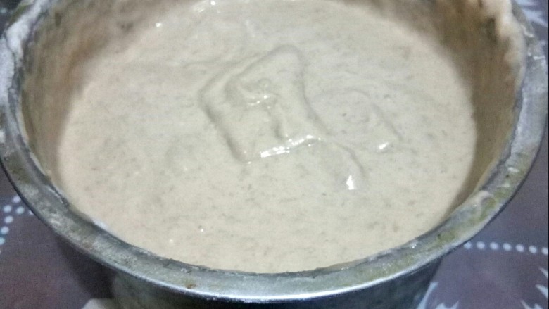 果香松饼,蛋白全加入糊中拌匀，放入冰箱冷藏一晚。