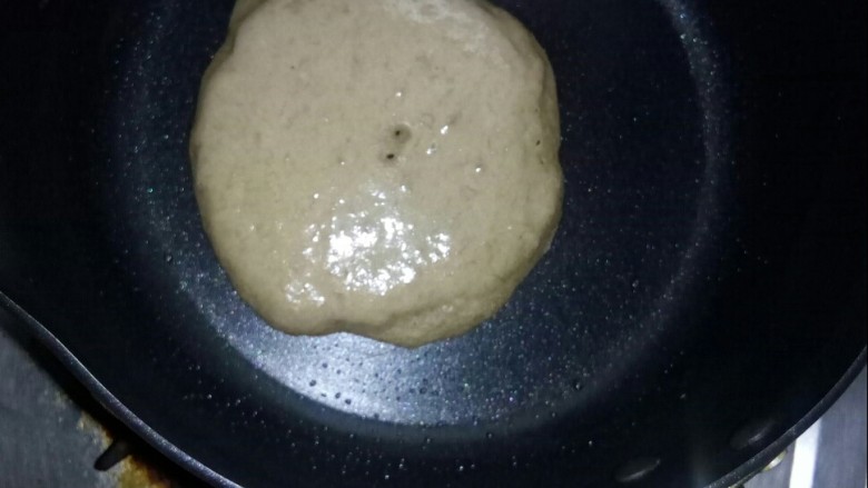 果香松饼,雪平锅抹油，倒入一勺面糊，小火煎饼。