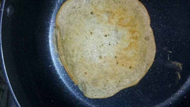 果香松饼,一分钟后翻面。