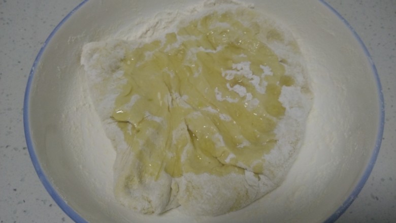 南瓜枣卷,活成面团，加入适量油