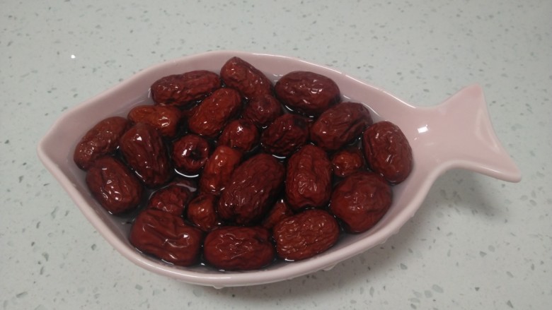 南瓜枣卷,红<a style='color:red;display:inline-block;' href='/shicai/ 612'>枣</a>清洗干净