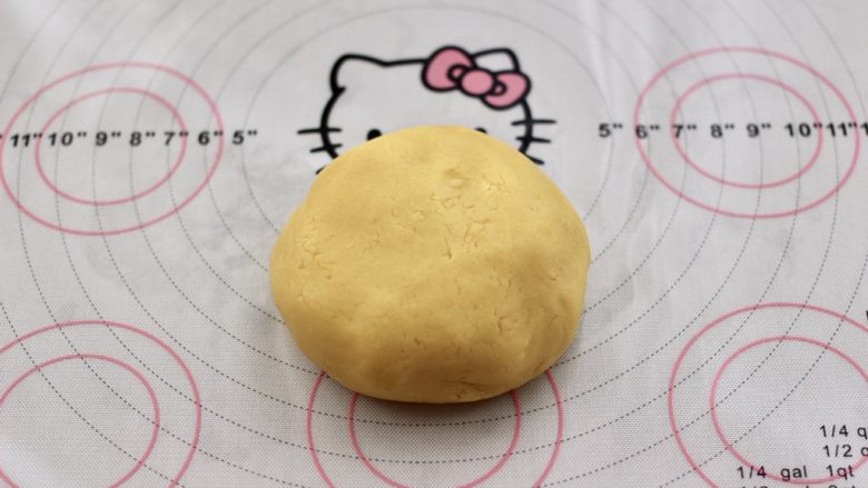 KT黄油蛋黄饼干,用手把面团揉匀,不用太用力,成团即可。