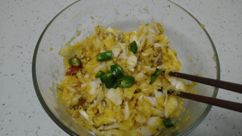 玉米面、包菜、鸡蛋、尖椒饼,搅拌均匀,加入<a style='color:red;display:inline-block;' href='/shicai/ 8778'>尖椒</a>