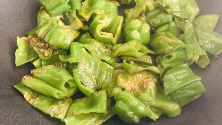 史上最好吃的虎皮青椒,超下饭,专治没胃口,煎至两面呈虎皮状,盛出待用。