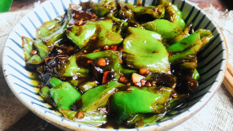 史上最好吃的虎皮青椒,超下饭,专治没胃口,青椒配着汤汁儿拌饭真的特别赞,试试吧!