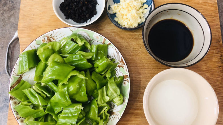 史上最好吃的虎皮青椒,超下饭,专治没胃口,材料合集,<a style='color:red;display:inline-block;' href='/shicai/ 37'>姜</a>和蒜切沫,水淀粉准备好。