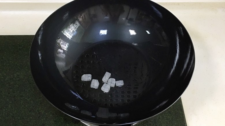 香菇炖鸡,往新思特精铁锅中倒入适量的食用油,加入<a style='color:red;display:inline-block;' href='/shicai/ 866'>冰糖</a>,中小火炒出糖色。