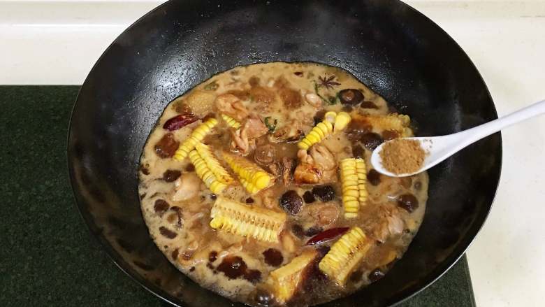 香菇炖鸡,放入玉米和泡发好的香菇,倒入淹没食材的清水,加1小匙<a style='color:red;display:inline-block;' href='/shicai/ 829'>十三香</a>。