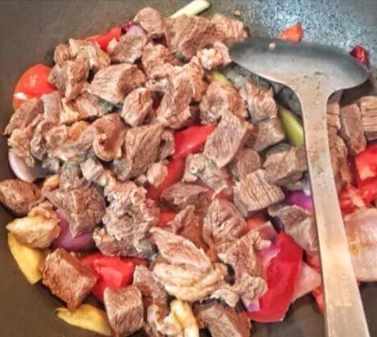 番茄炖牛腩,放入牛肉
