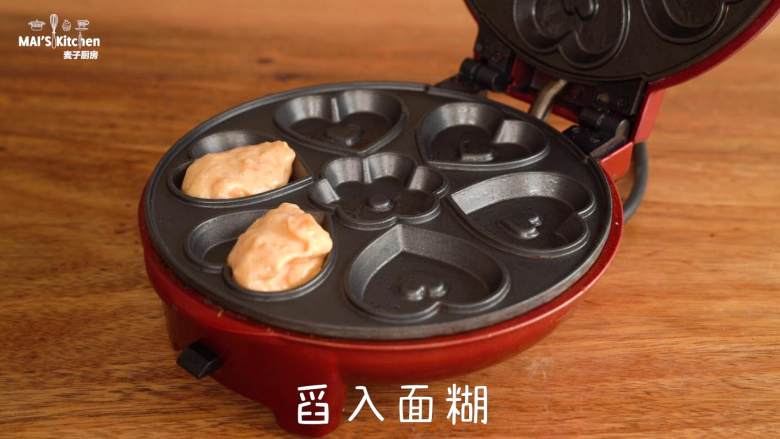 无糖【红薯小蛋糕】健康美味,小红锅最高温预热完成后,刷适量食用油,舀入约28g面糊