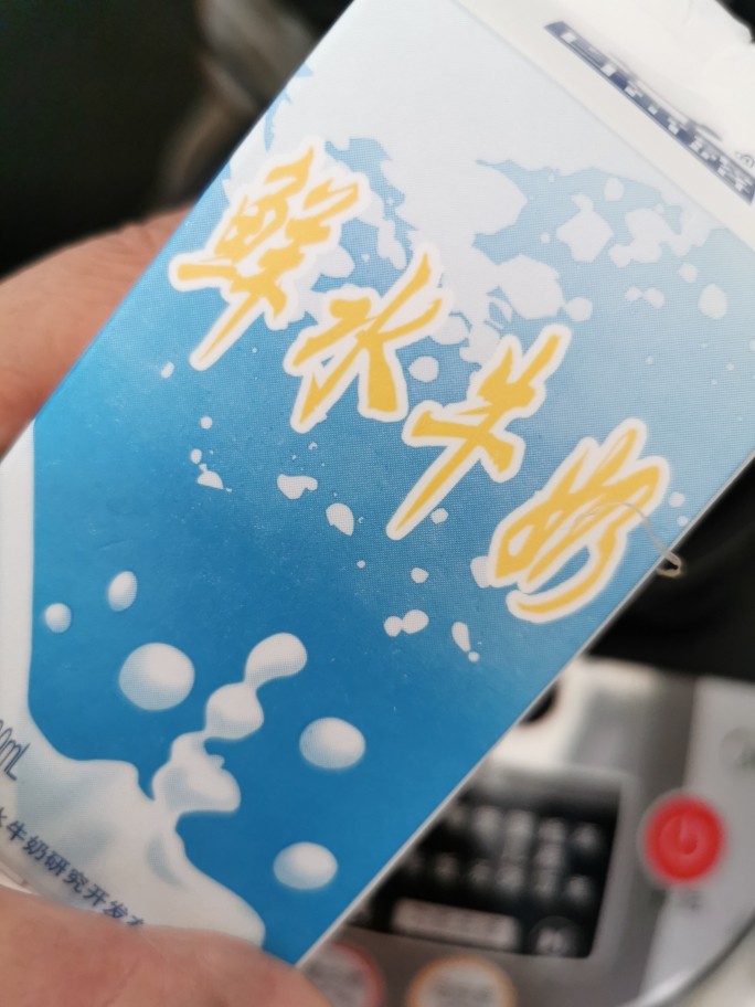 香滑红枣牛奶玉米麦片(快手版),这时加入即可饮用的牛奶,浓稠的麦片瞬间变得更香滑,温度也同时降低。