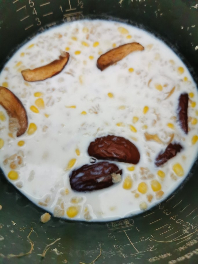 香滑红枣牛奶玉米麦片(快手版),不用放凉,温度刚刚好,马上可以吃上美味健康早餐👍