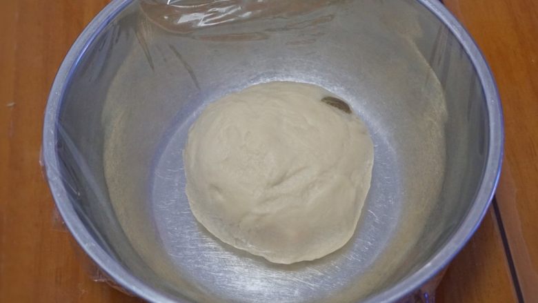 香甜柔软的葡萄干花辫面包,吃过一次就爱上了!,盖上保鲜膜进行第一次发酵。