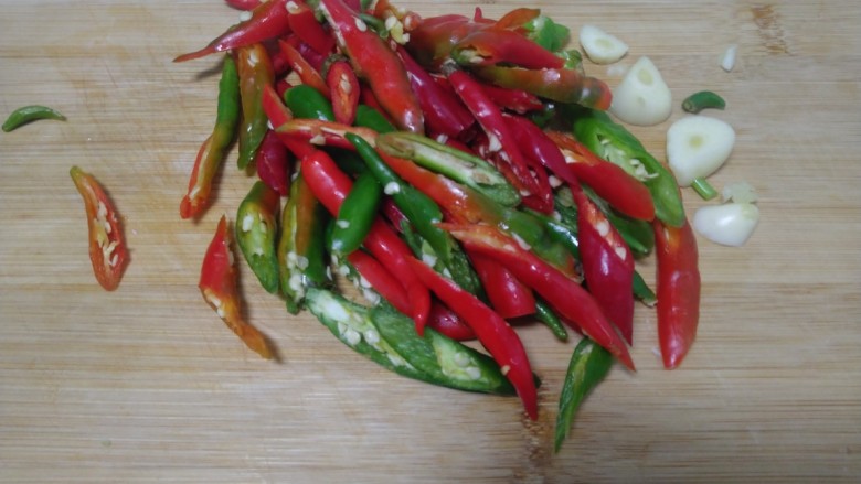 干锅基围虾,<a style='color:red;display:inline-block;' href='/shicai/ 8778'>尖椒</a>斜着切段,蒜切片