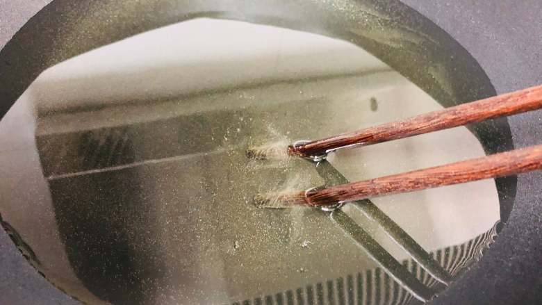 爆浆鸡排,这个温度怎么控制呢?鱼鱼有个小妙招,拿跟长一点的筷子,戳到油中,看到筷子周围有很多的小气泡就表示这个油温可以了。