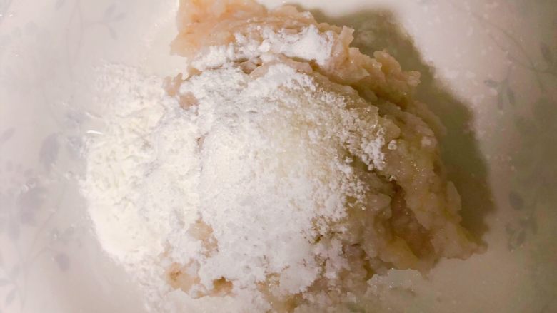 宝宝虾饼,加入淀粉,盐