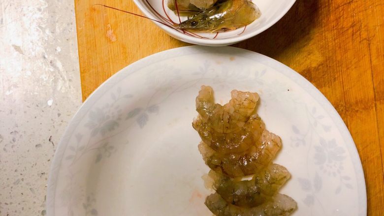 宝宝虾饼,虾线虾脑取出,处理干净