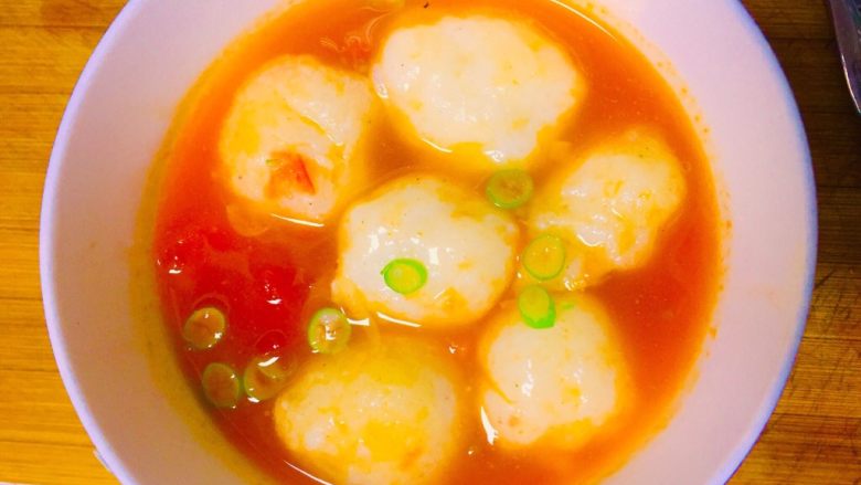 番茄鱼丸,盛一碗,色泽诱人