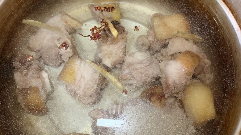 莲藕炖猪蹄,有砂锅的用砂锅,没有就用汤锅,加入3升-4升水,放一个<a style='color:red;display:inline-block;' href='/shicai/ 695'>八角</a>、姜丝、几颗花椒下锅,水烧热后加入猪蹄,大火烧开后转中小火