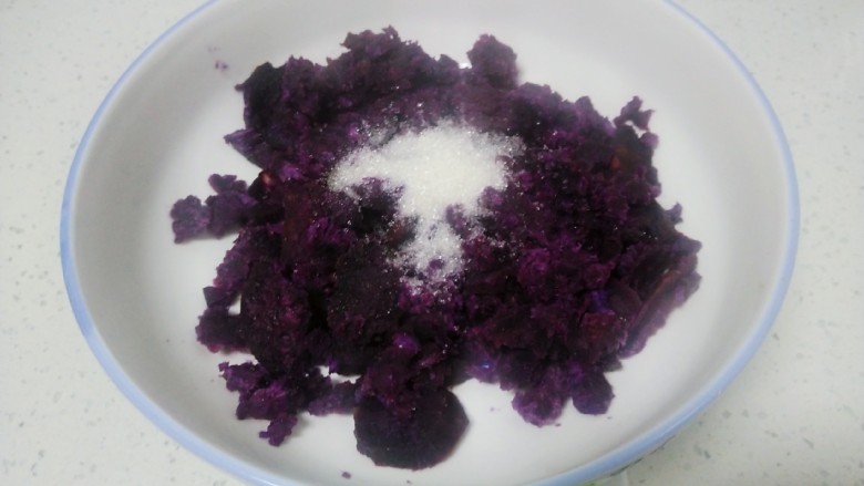 紫薯玫瑰花馒头,压成泥,加入<a style='color:red;display:inline-block;' href='/shicai/ 3729'>白糖</a>
