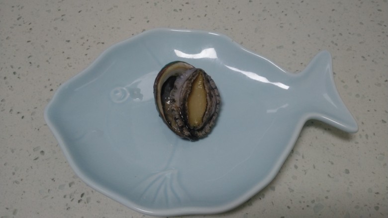 清蒸鲍鱼,用勺子沿着鲍鱼壳用力挖出鲍鱼肉,去除内脏,冲洗干净,将肉重新放入壳中