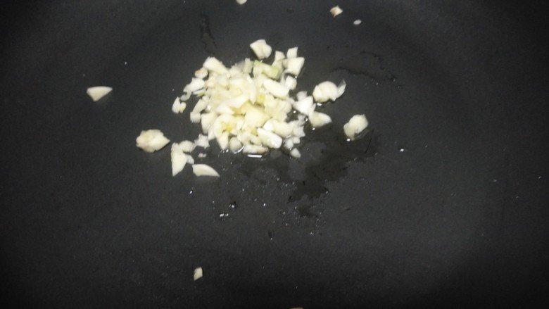 清蒸鲍鱼,锅中放入适量油,放入蒜碎