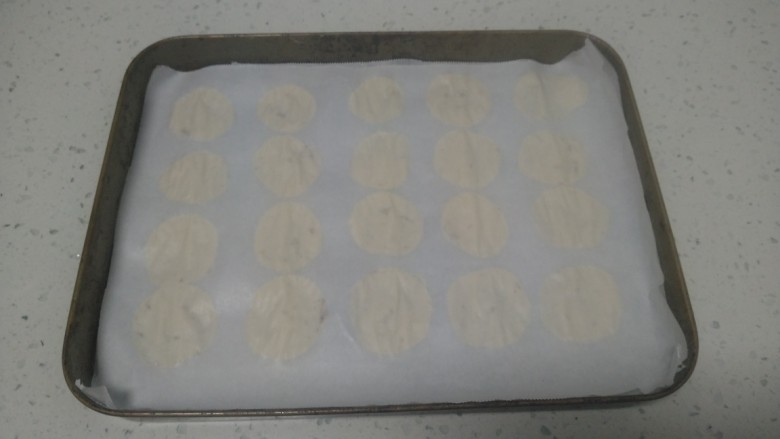 宝宝虾片,上面再放上一张油纸,用手压扁