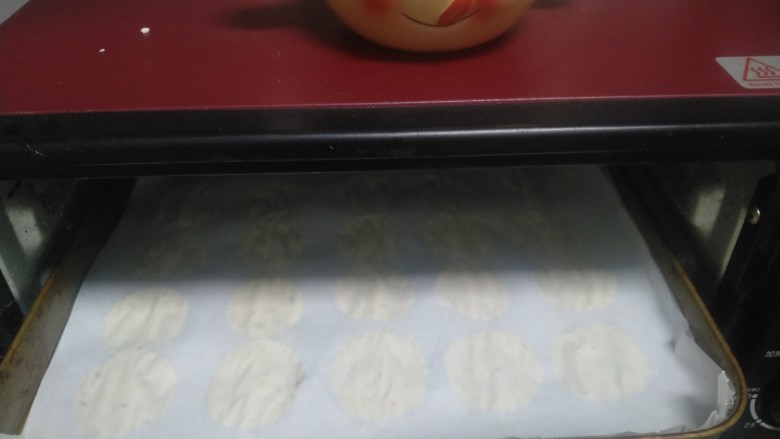宝宝虾片,烤箱100度预热5分钟,再烤35分钟