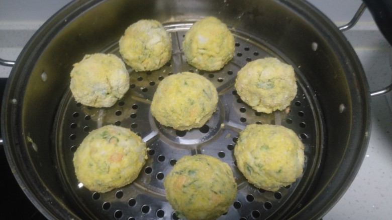 玉米面、包菜、扁豆、胡萝卜菜团,用手团成团子,均匀拍上水,粘上<a style='color:red;display:inline-block;' href='/shicai/ 505'>玉米面</a>粉,反复拍水粘粉3次,放入蒸锅