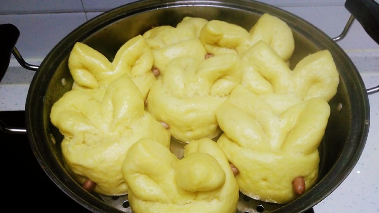 南瓜小兔子馒头,大火煮开转中火蒸18分钟,再焖2分钟