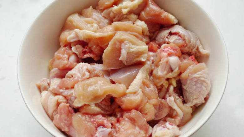 重庆鸡公煲,新鲜的<a style='color:red;display:inline-block;' href='/shicai/ 94'>鸡肉</a>700克,切成大小合适的块。(最好用仔鸡,童子鸡,生态鸡)