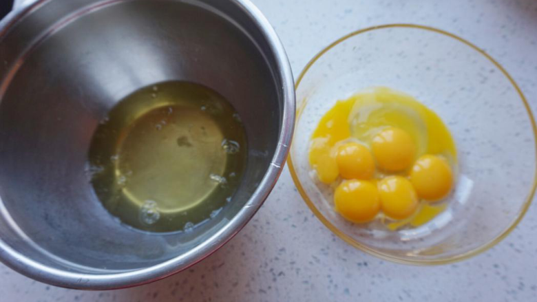 棉花蛋糕,6颗蛋这样分配,5颗蛋清,5颗蛋黄+1颗全蛋,分离好蛋清放冰箱冷藏备用。