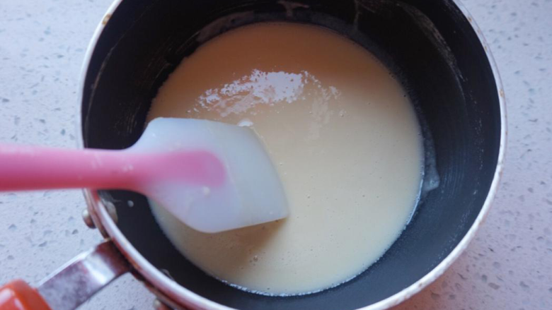 棉花蛋糕,面粉倒进热油里烫面,边倒边搅拌这样面不容易堆积,快速搅拌成细腻顺滑的状态。