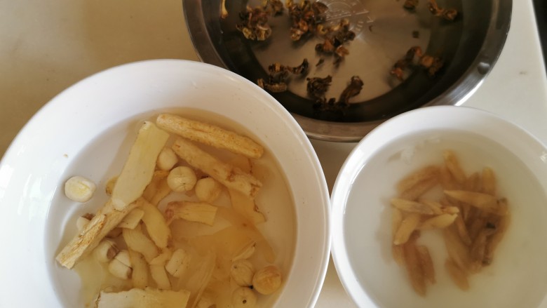 石斛麦冬滋润猪肉汤,石斛洗干净，温水浸泡30分钟待用（新鲜石斛不用浸泡。其它食材也洗干净，麦冬分开浸泡，方便清洗，玉竹、沙参、<a style='color:red;display:inline-block;' href='/shicai/ 674'>莲子</a>、<a style='color:red;display:inline-block;' href='/shicai/ 36'>百合</a>，浸泡20分钟左右。