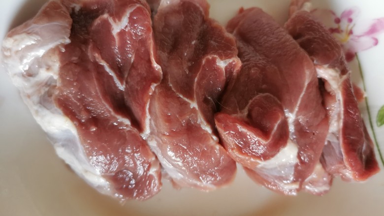 石斛麦冬滋润猪肉汤,新鲜的<a style='color:red;display:inline-block;' href='/shicai/ 34494'>猪瘦肉</a>,不焯水,直接煲汤。