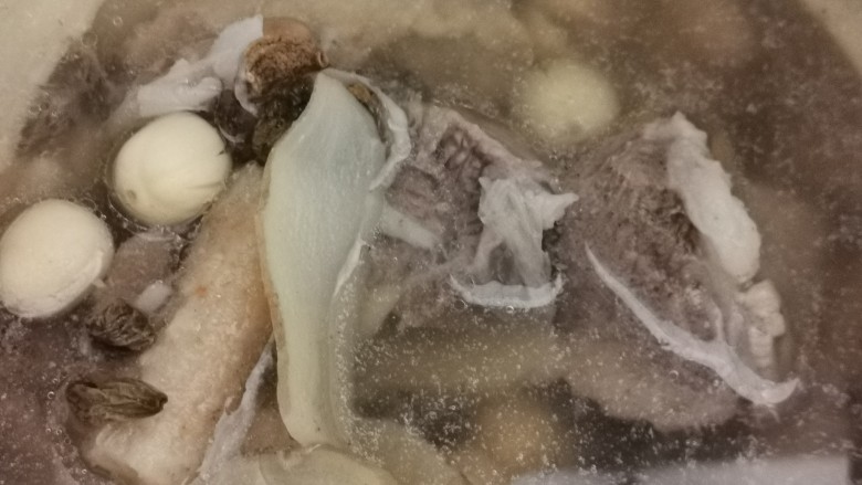 石斛麦冬滋润猪肉汤,用电子炖锅,炖汤用2小时。如果煲汤水多放两碗,大火煲滚15分钟,转小火煲1个半小时。