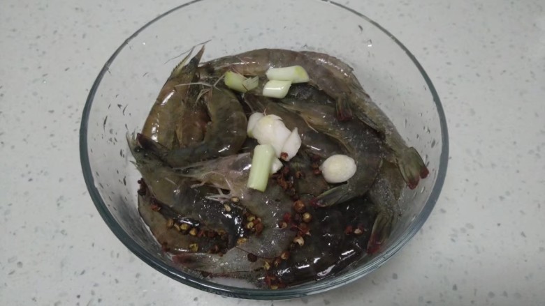 麻辣大虾,<a style='color:red;display:inline-block;' href='/shicai/ 296'>大虾</a>加入盐、<a style='color:red;display:inline-block;' href='/shicai/ 718'>料酒</a>、<a style='color:red;display:inline-block;' href='/shicai/ 157'>小葱</a>、蒜腌制15分钟