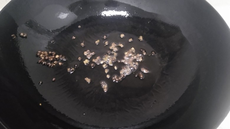 麻辣大虾,锅中放入适量油,小火炒香麻椒