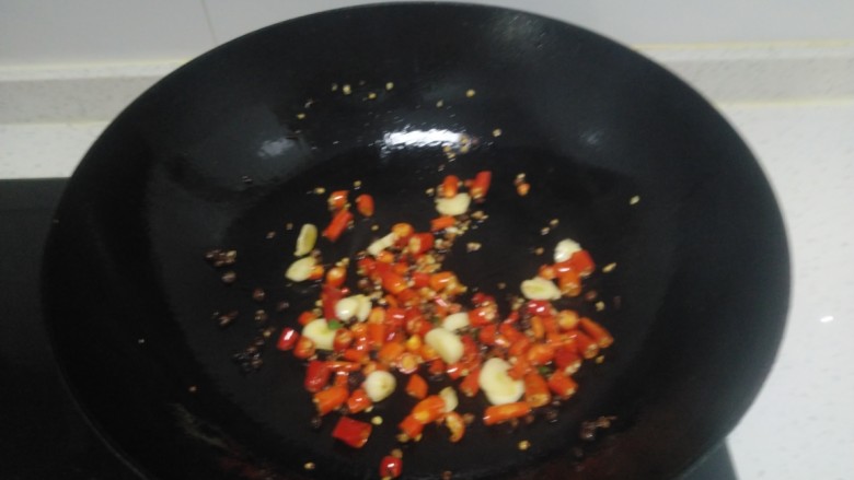 麻辣大虾,放入朝天椒