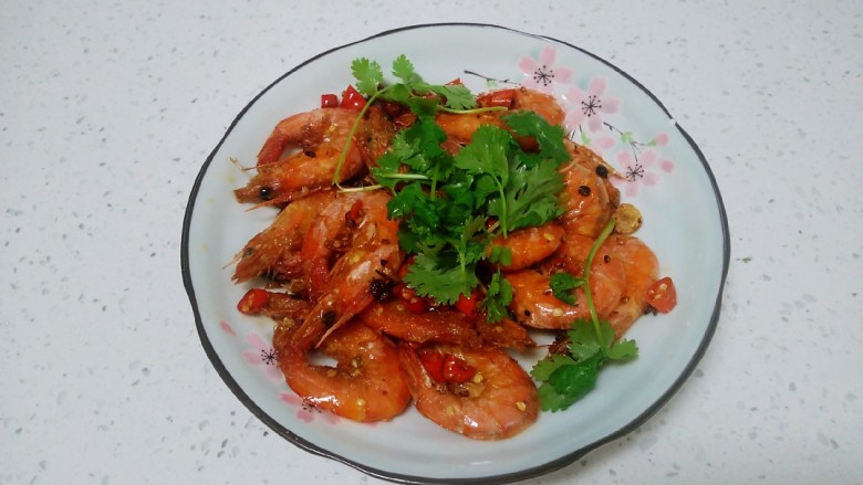 麻辣大虾,盛出,撒上<a style='color:red;display:inline-block;' href='/shicai/ 131'>香菜</a>点缀一下