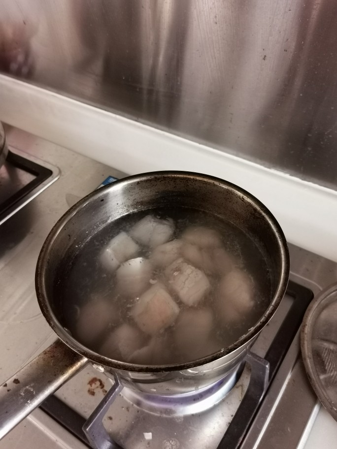 十年陈皮扣肉(回味无穷),把五花肉放进去焯水(就是将需要处理的食材冷水或热水下锅,经过加热,使食材达到半熟或全熟的状态。)要全熟,捞起来。