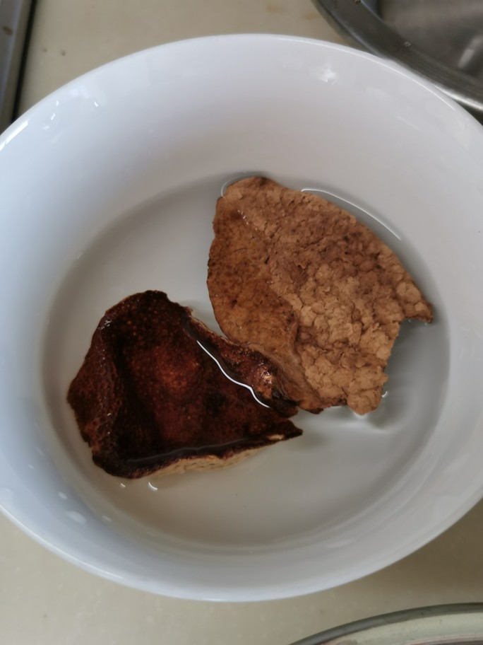 十年陈皮扣肉(回味无穷),陈皮放入锅,加大量的水,大概半个锅的量吧。