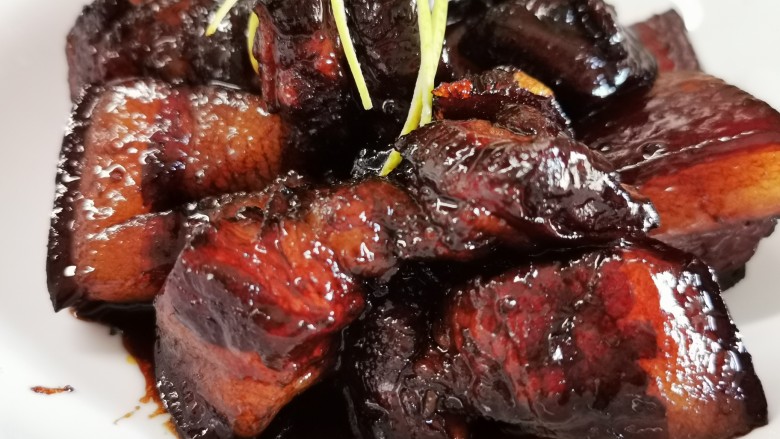 十年陈皮扣肉(回味无穷),摆盘上桌,浓浓的陈皮香,入口即化,肥而不腻,配米饭会让你添了又添,最后连汁都不会放过!
