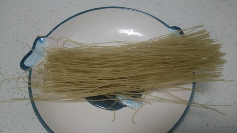 酸菜炖粉条,<a style='color:red;display:inline-block;' href='/shicai/ 525'>粉条</a>准备好