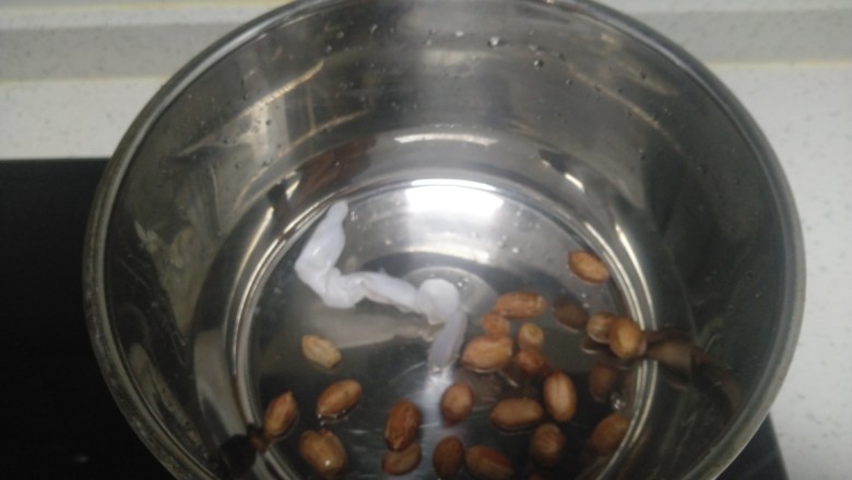 酸菜炖粉条,放入花生米