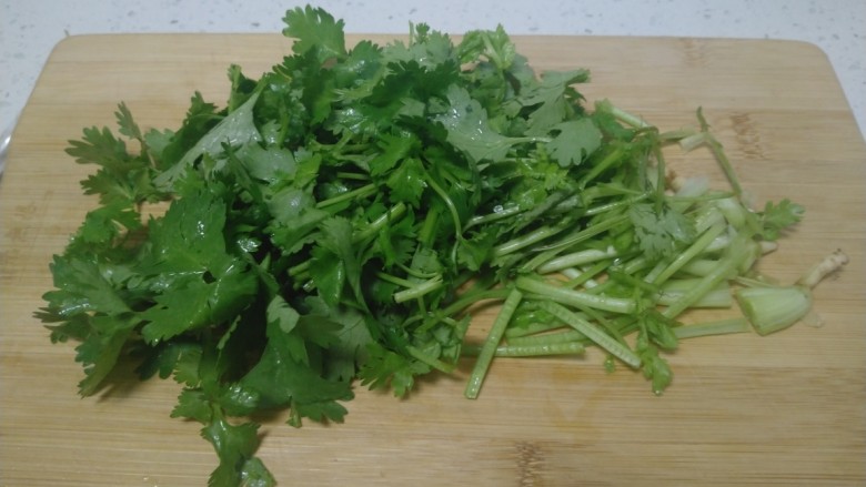 酸菜炖粉条,香菜洗净切段