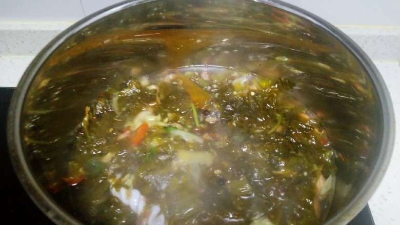 酸菜炖粉条,大火煮开放入姜