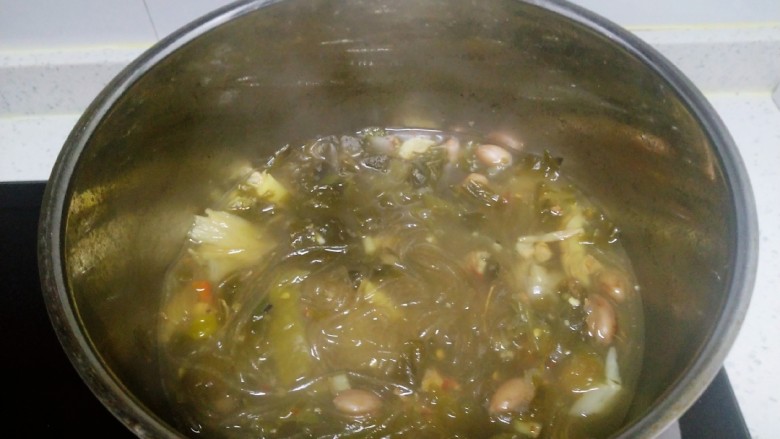 酸菜炖粉条,粉条煮至变软