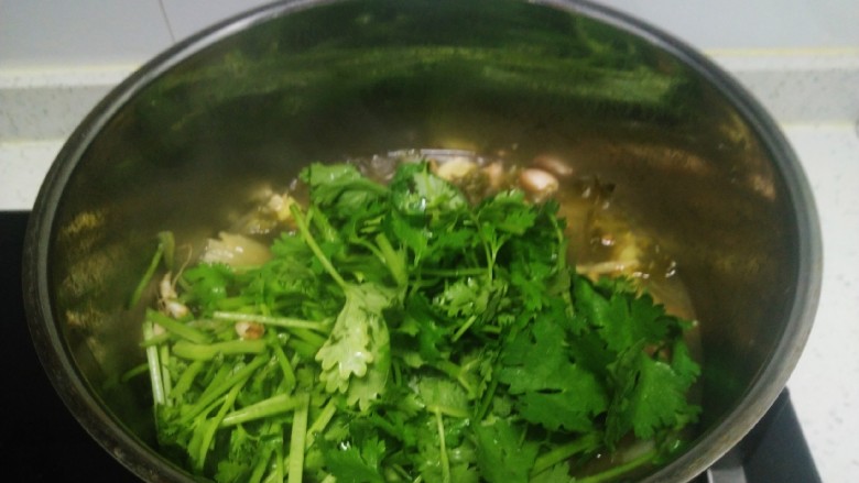酸菜炖粉条,放入香菜